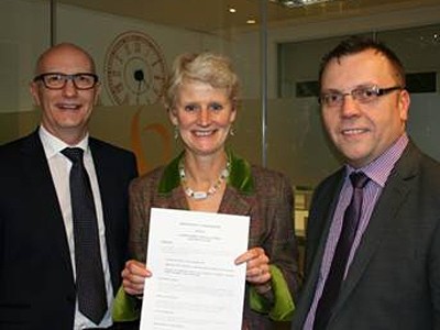 The BBPA’s chief executive Brigid Simmonds with Mark Stewart, chairman of Pubs of Ulster (left) and Colin Neill, the organisation’s chief executive (right) at Brewers Hall, for the signing of the Memorandum