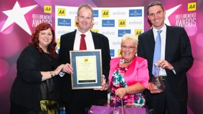 Graham Collier and Suzanne Wilson of The Old Railway Yard (centre) receiving their award for Friendliest B&B from the AA