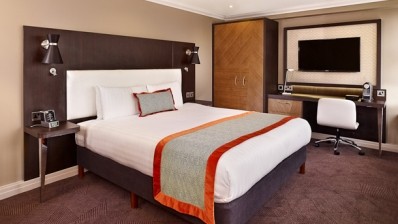 A bedroom at DoubleTree by Hilton - Hyde Park