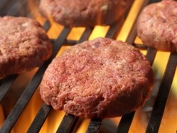 How can foodservice operators serving non-affected meat ensure they aren't affected by the fallout of the horsemeat scandal? 