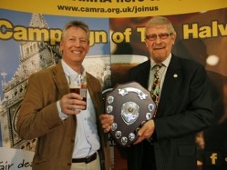 (L-R): David Smith, Coniston Brewery; Roger Protz, beer writer and member of the Champion Beer of Britain final judging panel