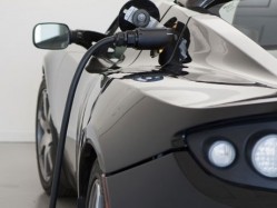 Hotels hope to attract more customers by offering electric car charging services